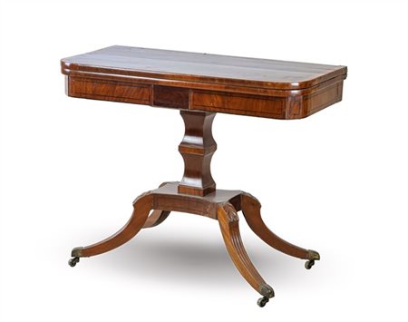 Tavolino da gioco lastronato in mogano e filettato in legni vari, piano sagomat