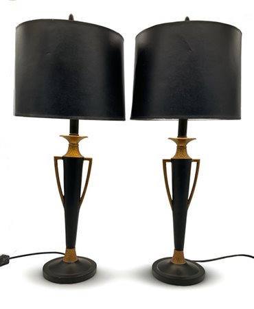 Coppia di lampade in metallo brunito e dorato a vaso biansato con paralume in c