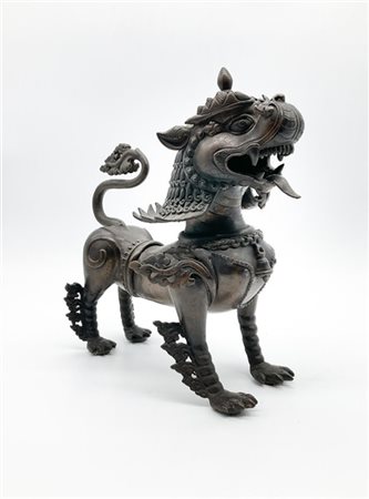 Scultura di leone delle nevi in bronzo inciso e traforato
Nepal, secolo XIX 
(c