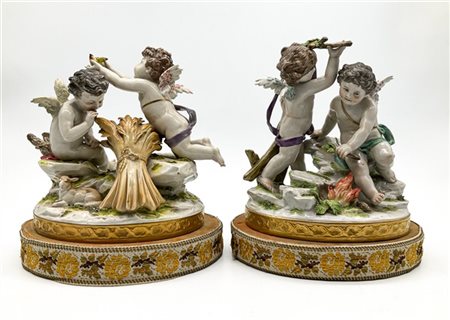 Manifattura del secolo XX. Coppia di gruppi in porcellana policroma con profili