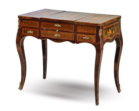 Toilette lastronata e intarsiata in legni vari a motivi floreali, piano tripart