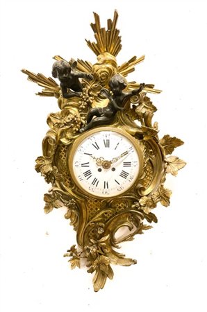 Pendola del tipo Cartel con cassa sagomata in bronzo dorato e brunito decorata