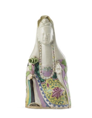 Guanyin in ceramica Famiglia Rosa raffigurata in preghiera con scettro ruyi nel