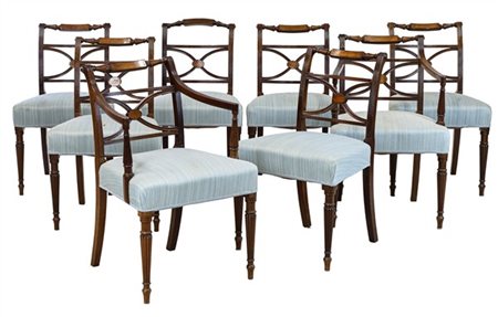 Gruppo di sei sedie e coppia di poltrone in mogano con bordure scanalate, gambe