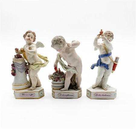 Manifattura di Meissen, secolo XIX. Tre figure di amorini allegorici in porcell