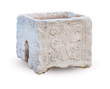 Antica vasca per fontanella in tufo scolpito con fronte decorato da motivo a pa