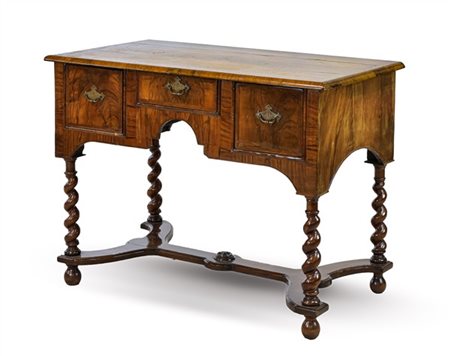 Scrittoio da centro lastronato in mogano con fronte a tre cassetti e gambe tort