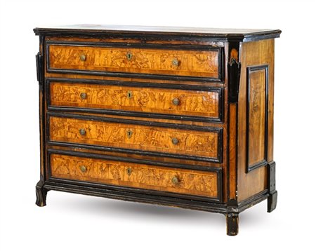 Cassettone in noce con riserve in radica e profili ebanizzati, fronte a quattro