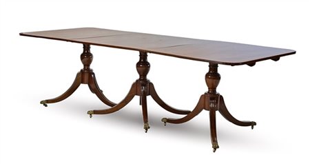 Tavolo allungabile in mogano filettato con triplo sostegno a balaustro su tripo