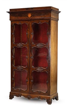 Vetrina in mogano a due ante con riserve sagomate, bordure e piedi intagliati a