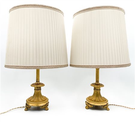 Coppia di lampade da tavolo in bronzo dorato con fusto a colonna scanalata, bas