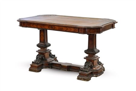 Scrittoio da centro in legni vari con piano sagomato, doppio sostegno a balaust