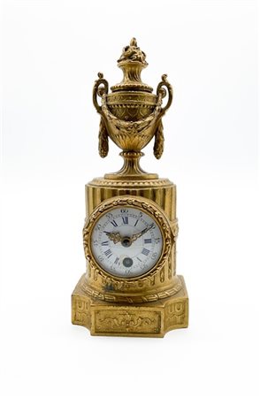 Pendola da appoggio in bronzo dorato con cassa in foggia di semicolonna sormont