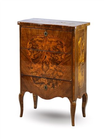 Comodino in noce con specchiatura in radica, fronte a tre cassetti e piedi moss