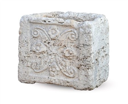 Antica vasca per fontanella in tufo scolpito con fronte decorato da motivo flor