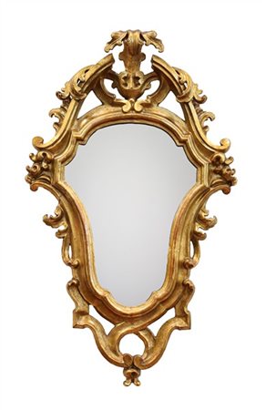 Specchierina in legno intagliato e dorato di forma sagomata con cimasa e grembi