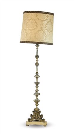 Grande candeliere in legno rivestito in metallo sbalzato e argentato con base t