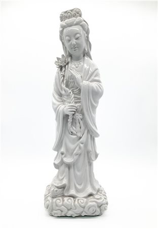 Grande figura di Guanyin in porcellana bianca 
Cina, secolo XX
(h. cm 60) (dife