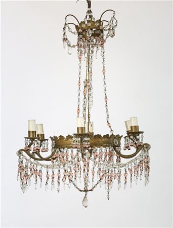 Lampadario a sei luci con struttura in metallo raccordata da pendenti in vetro