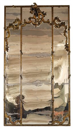 Grande specchiera di forma rettangolare tripartita con decorazione a rocaille a