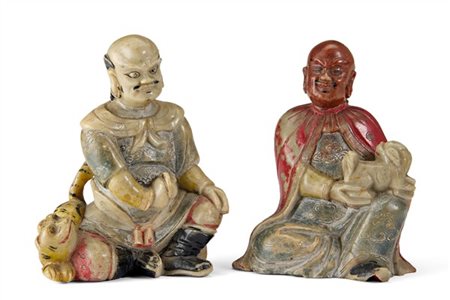 Coppia di Luohan in pietra saponaria scolpita e dipinta con tracce di policromi