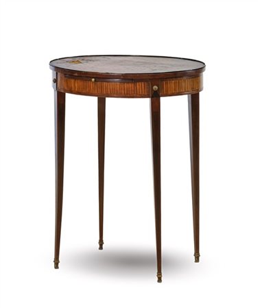 Gueridon ovale lastronato in legni vari, filettato e intarsiato, tablette nella