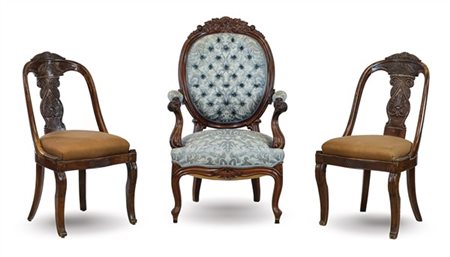 Lotto composto da una coppia di sedie a gondola e una poltrona in mogano di for