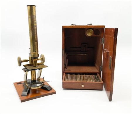 Microscopio in ottone e acciaio corredato da una collezione di vetrini e access