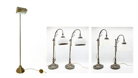 Lotto composto da due coppie di lampade d'appoggio in metallo brunito con paral
