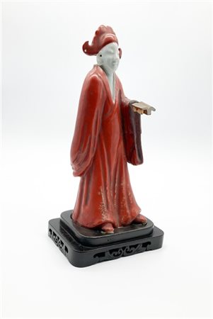 Figura di lettore in porcellana dipinta nei toni del rosso

Cina, dinastia Qing