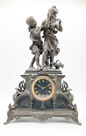 Pendola da appoggio con cassa in metallo patinato e inserti in marmo nero a sog