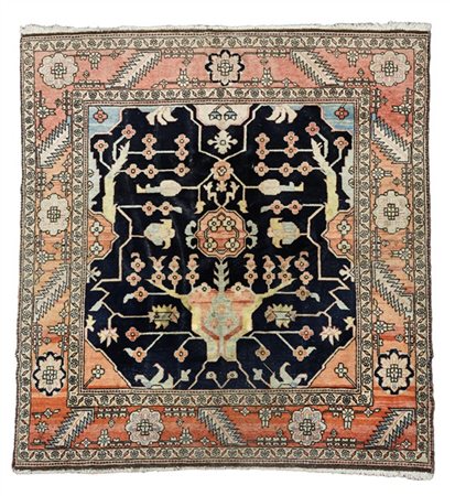 Tappeto Hamadan, Persia, secolo XX. Decoro con vaso fiorito stilizzato su fondo