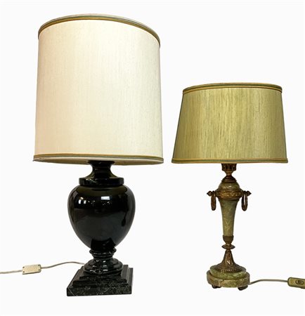 Lotto composto da due diverse lampade da appoggio con paralume, una con support