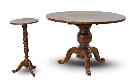 Lotto composto da un tavolo a vela in noce filettato con piano circolare e sost
