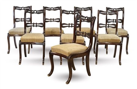 Gruppo di otto sedie in mogano con schienali a giorno e cartelle intagliate, ga