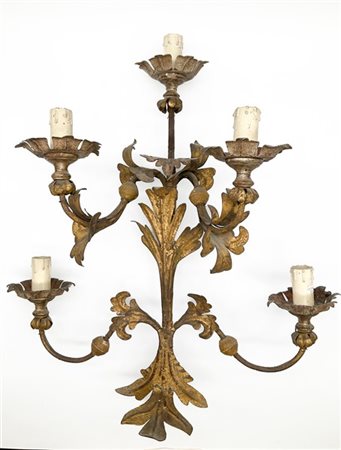 Antica applique a cinque luci in ferro battuto e lamierino dorato con bracci de