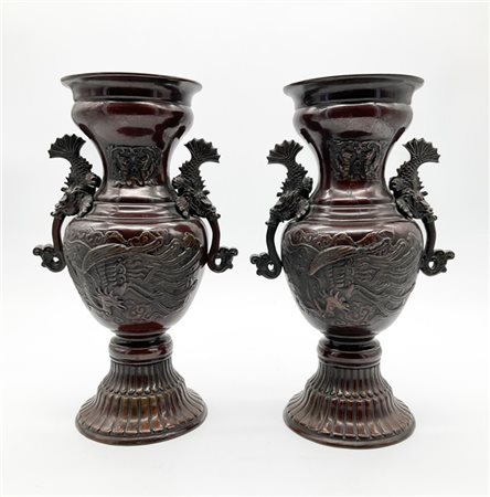Coppia di vasi a balaustro biansati in bronzo con decori a rilievo, il corpo de