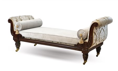 Dormeuse da centro in mogano (?) intagliato con sponde a voluta e gambe su rote