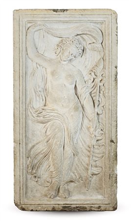 Antico bassorilievo in marmo scolpito di forma rettangolare con figura femminil