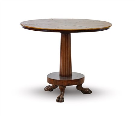 Tavolo circolare in legni vari con sostegno a colonna scanalata poggiante su ba