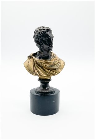 Piccolo busto di imperatore romano in bronzo brunito e dorato su base in marmo