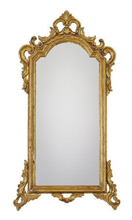 Specchiera con cornice sagomata in legno dorato decorata da fregi a volute cont