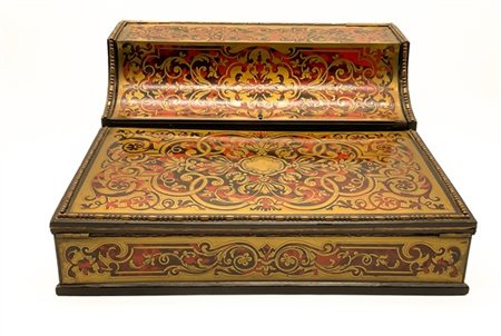 Scrittoio da viaggio in legno ebanizzato e rivestito in tartaruga intarsiata in