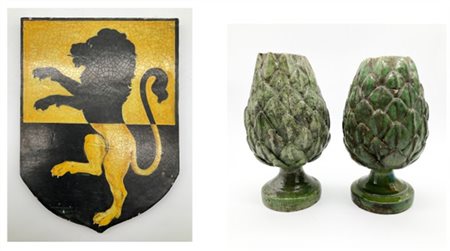 Lotto composto da coppia di antichi vasi a pigna in terracotta smaltata verde (