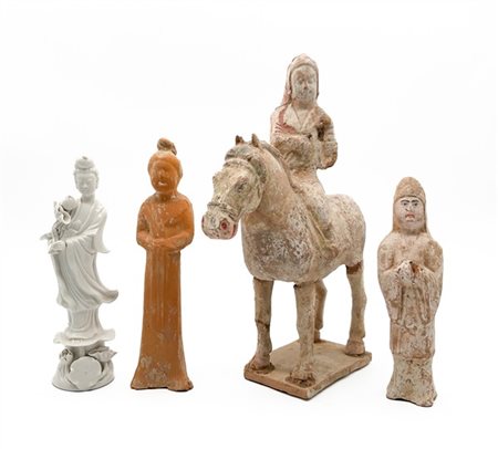 Manifatture orientali. Lotto composto da quattro figure in terracotta e porcell