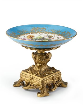 Manifattura francese, secolo XIX. Alzata con piatto in porcellana dipinta in po