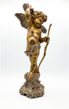 Scultura in legno intagliato dorato e argentato a forma di amorino con arco e f
