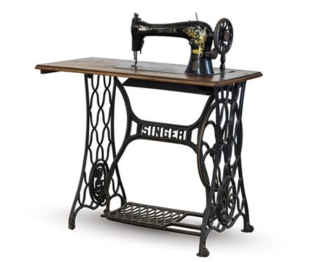 Singer, 1910-1920 ca.. Macchina da cucire 16K33 in ghisa e metalli vari con pia