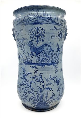 Vaso portaombrelli in maiolica dipinta in monocromo blu a motivi vegetali e zoo
