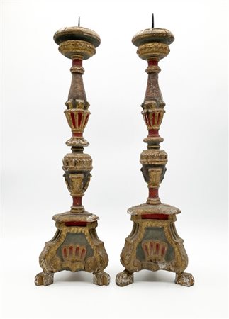 Coppia di portacero in legno intagliato, laccato e dorato con fusto tornito su